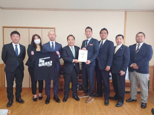 hanno飯能市長への政策提言書提出　飯能商工会議所青年部
会長　上神谷昌宏