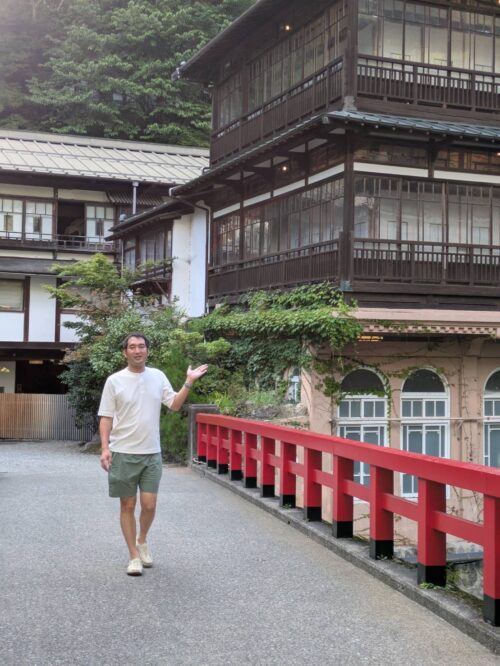 千と千尋の世界へ――朱色の橋を渡り「積善館」へ 神神谷昌宏 上神谷 昌宏 朝弘KAMIKAMIYa masahirokamikamiya