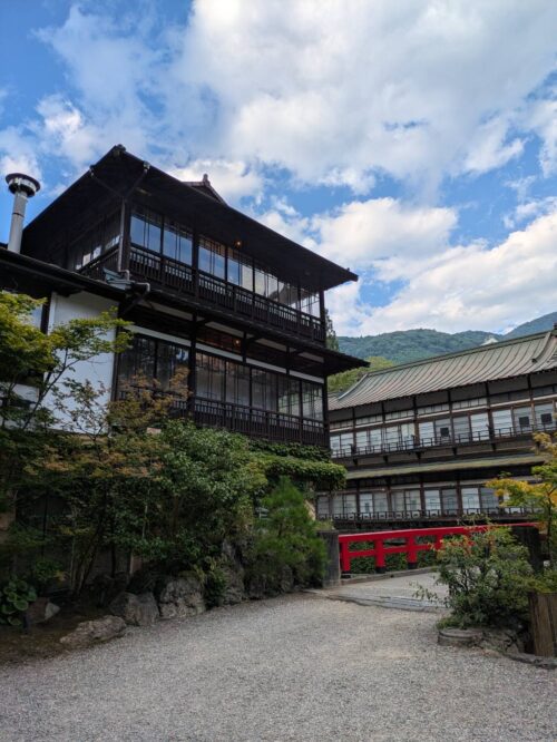千と千尋の世界へ――朱色の橋を渡り「積善館」へ