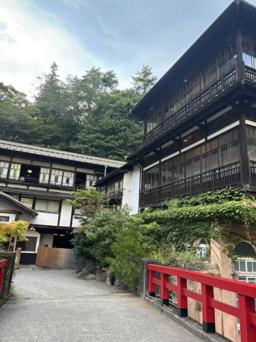 千と千尋の世界へ――朱色の橋を渡り「積善館」へ