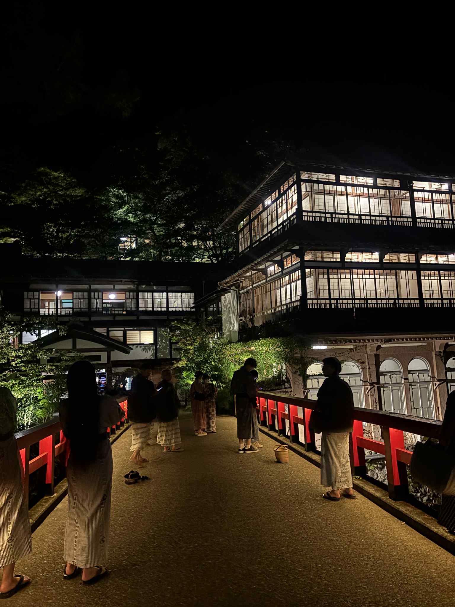 千と千尋の世界へ――朱色の橋を渡り「積善館」へ四万温泉