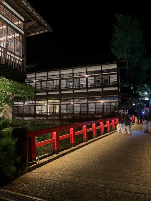 千と千尋の世界へ――朱色の橋を渡り「積善館」へ